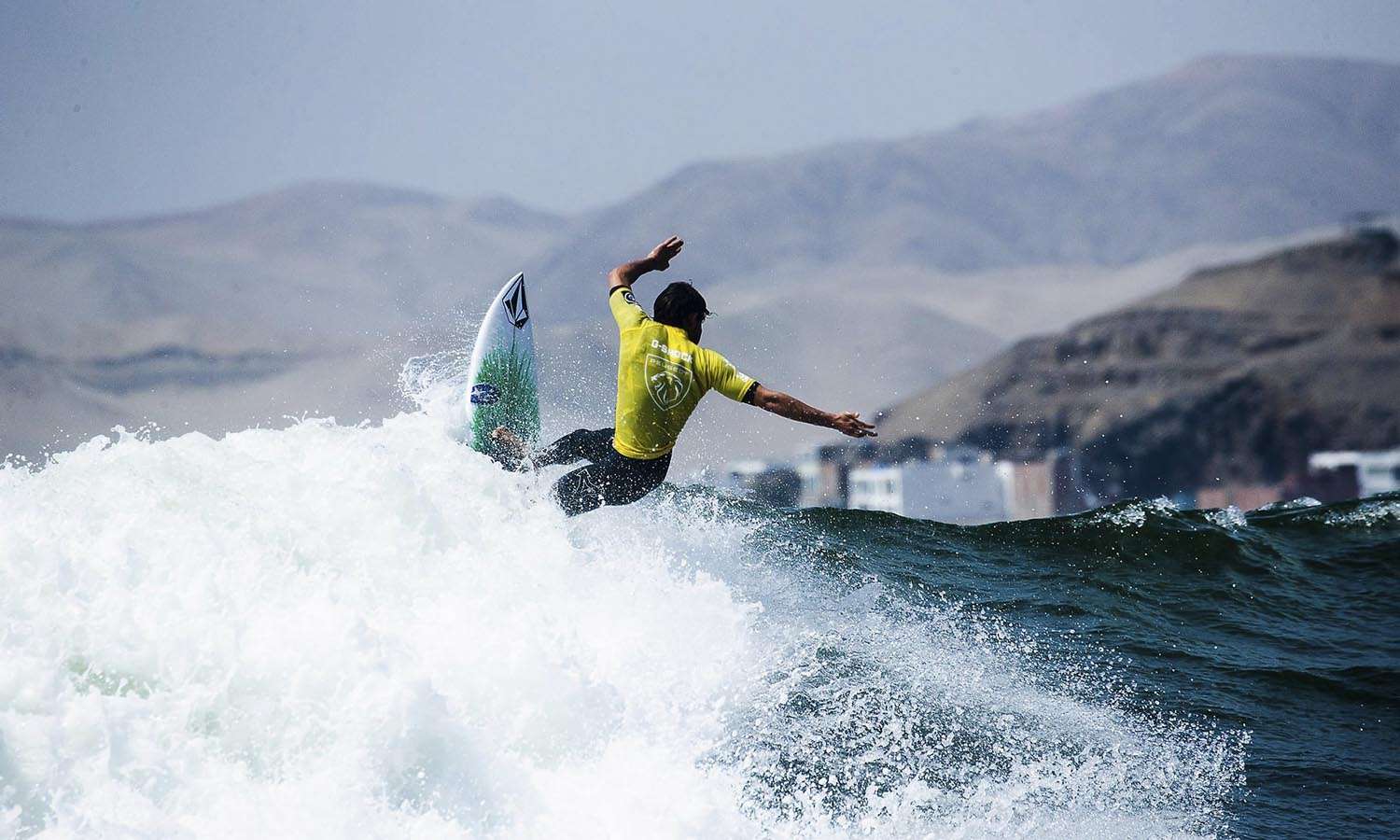 CERRO AZUL EXIGE A LOS SURFISTAS EN EL DÍA 1 DE LA TERCERA FECHA DE LA COPA HELIOCARE 2021 FENTA Perú